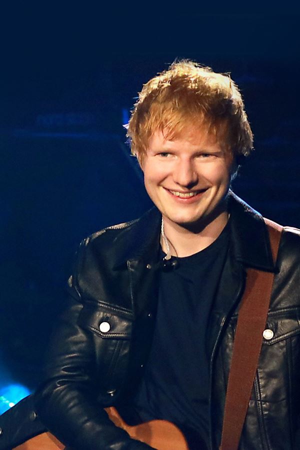 Ed Sheeran doa milhares de dólares para escolas da sua cidade natal