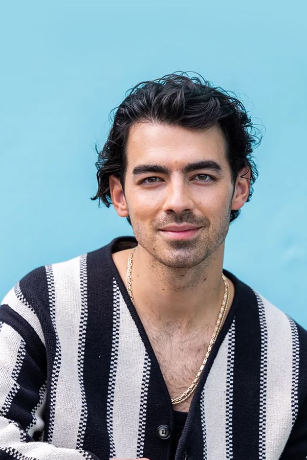 Joe Jonas apanhado aos beijos!