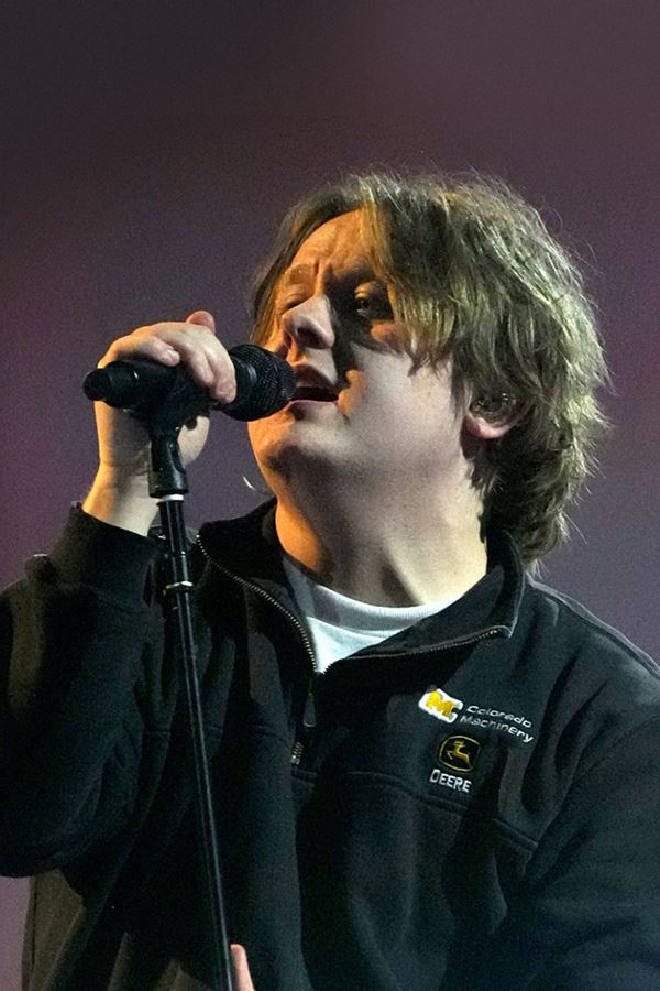 Voz de Lewis Capaldi falha durante concerto e fãs surpreendem!