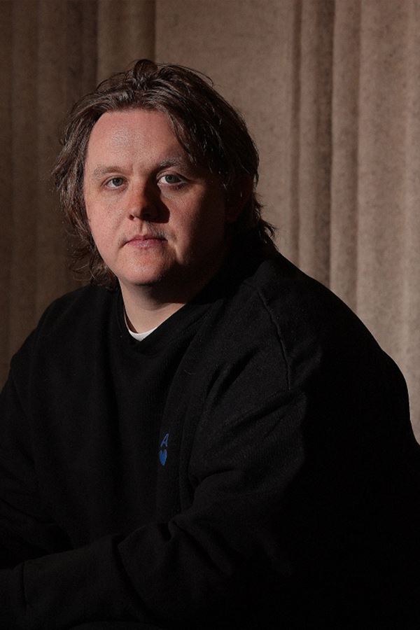Lewis Capaldi estreia-se em Portugal em julho do próximo ano