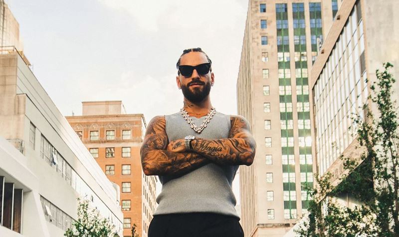 Maluma interrompe concerto para dar uma “lição”