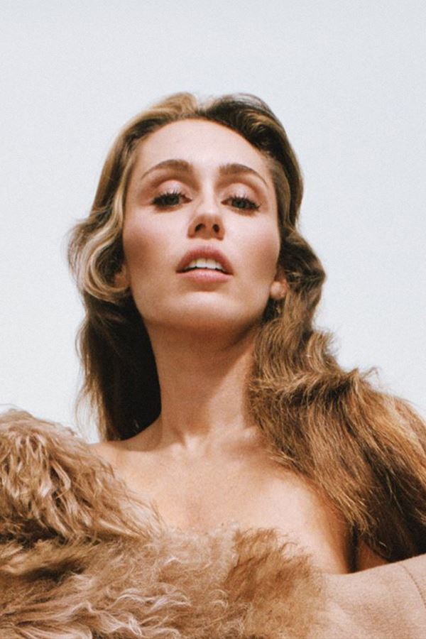 Miley Cyrus está (mesmo) noiva e a preparar os 20 anos de Hannah Montana!