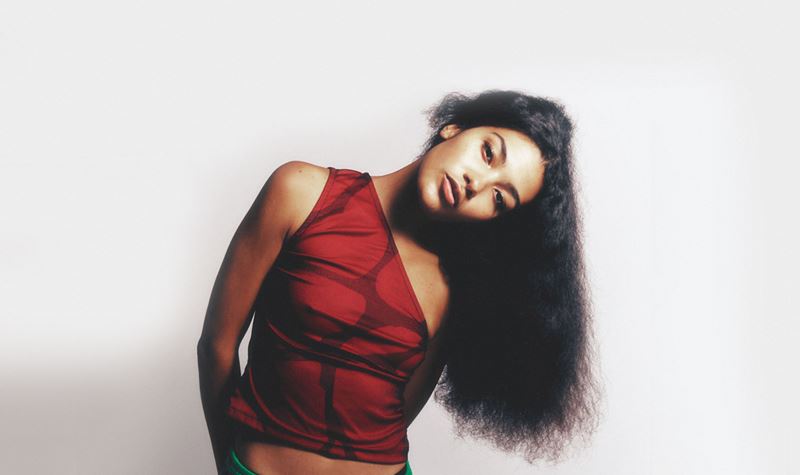 Nova conquista para Olivia Dean: o primeiro single de platina com “Man I Need”