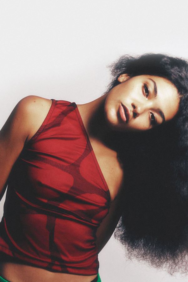 Nova conquista para Olivia Dean: o primeiro single de platina com “Man I Need”