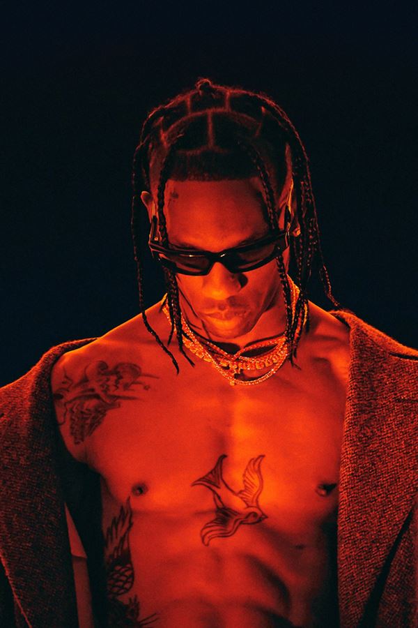 Travis Scott é filmado a fazer graffitis em Espanha.