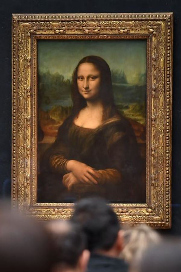 Mona Lisa "atacada" com... um bolo.