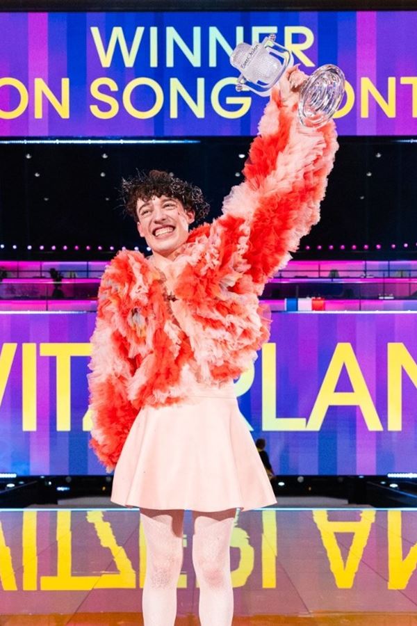 Artista que venceu a última edição da Eurovisão devolve troféu como protesto