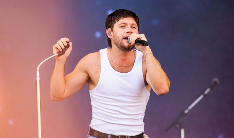 Niall Horan serve cafés e canta novo single com fãs