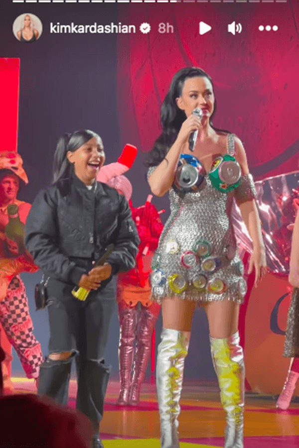 North West sobe ao palco com Katy Perry.