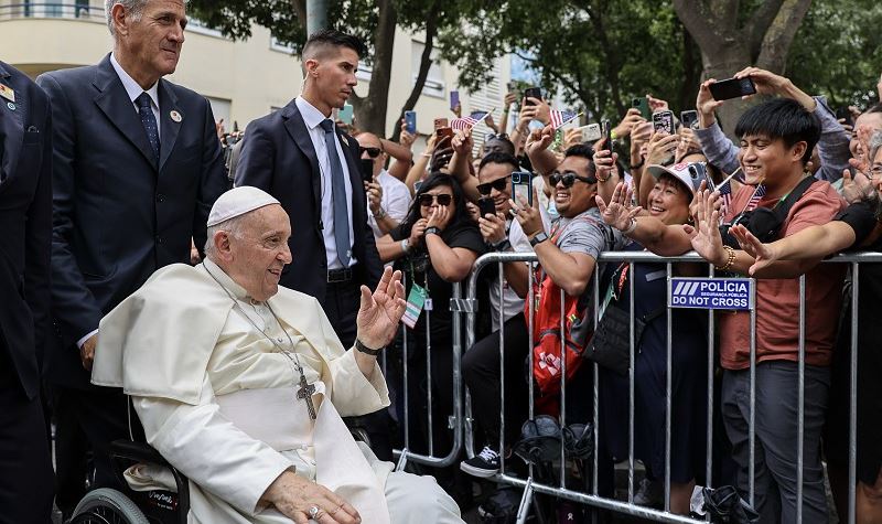 Papa quebra protocolo e abençoa bebés