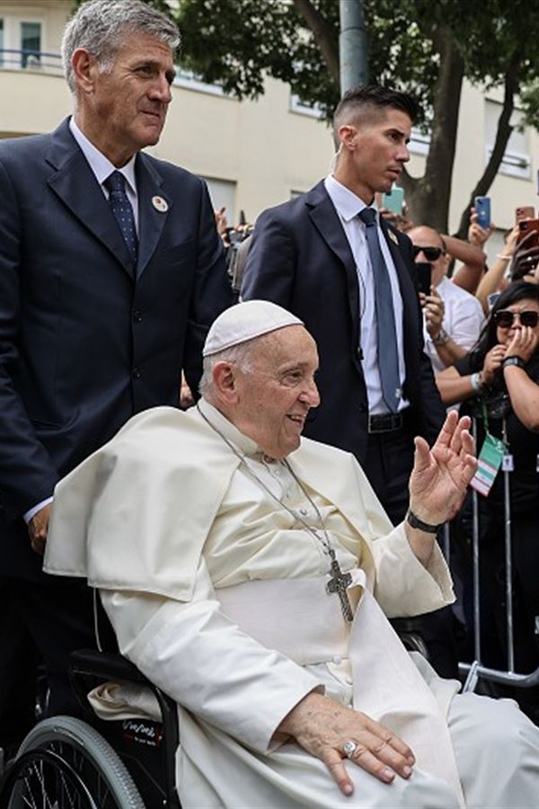 Papa quebra protocolo e abençoa bebés