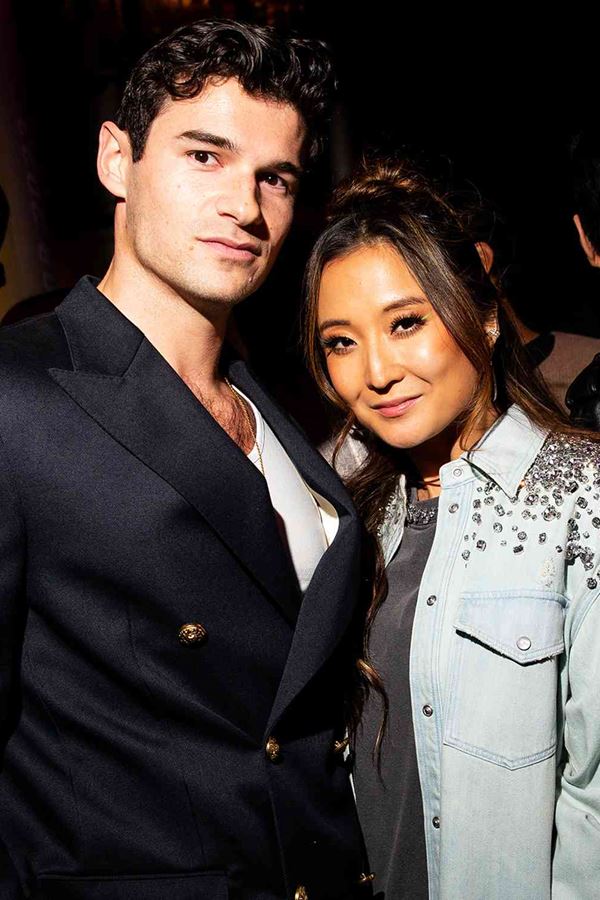 Atores de "Emily in Paris" terminam namoro