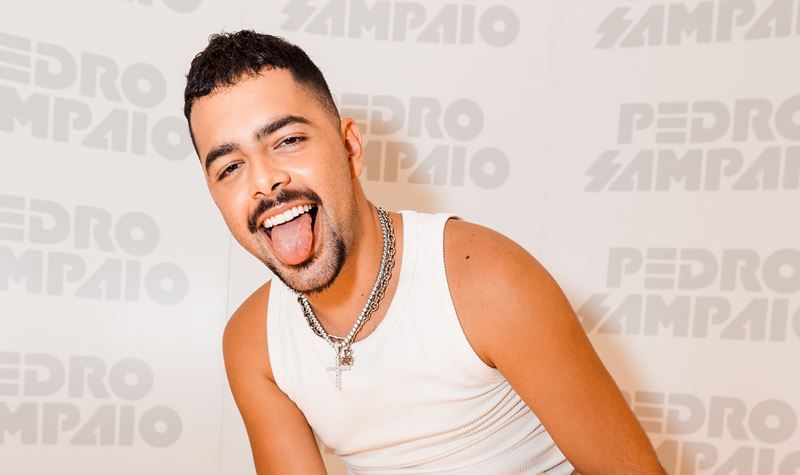 Pedro Sampaio sofre acidente em palco