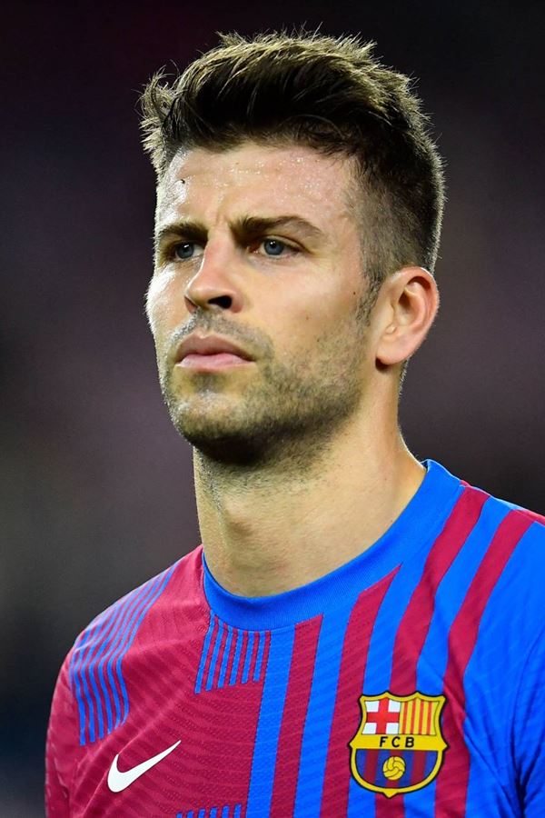 Piqué vaiado em campo... por causa de Shakira!