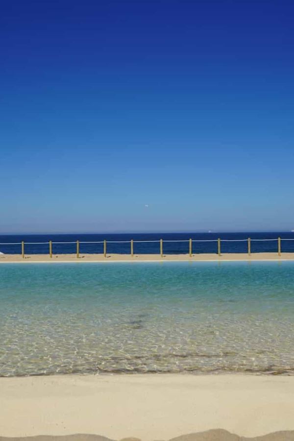 Uma piscina com água do mar aquecida? Temos. E já abriu!