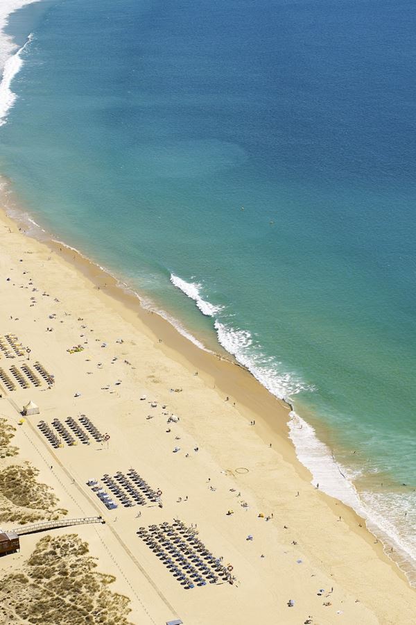 Três praias algarvias interditas a banhos