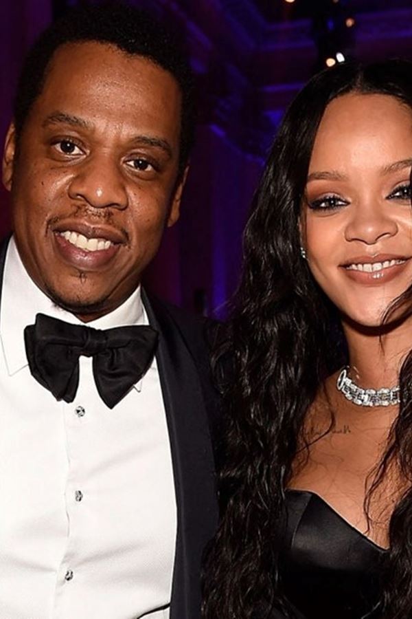 Rihanna e Jay-Z oferecem flores a centro de dia.