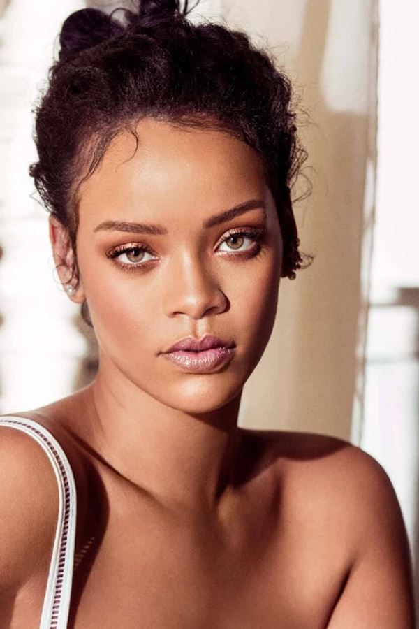 Truques de maquilhagem? Rihanna ensina-te.