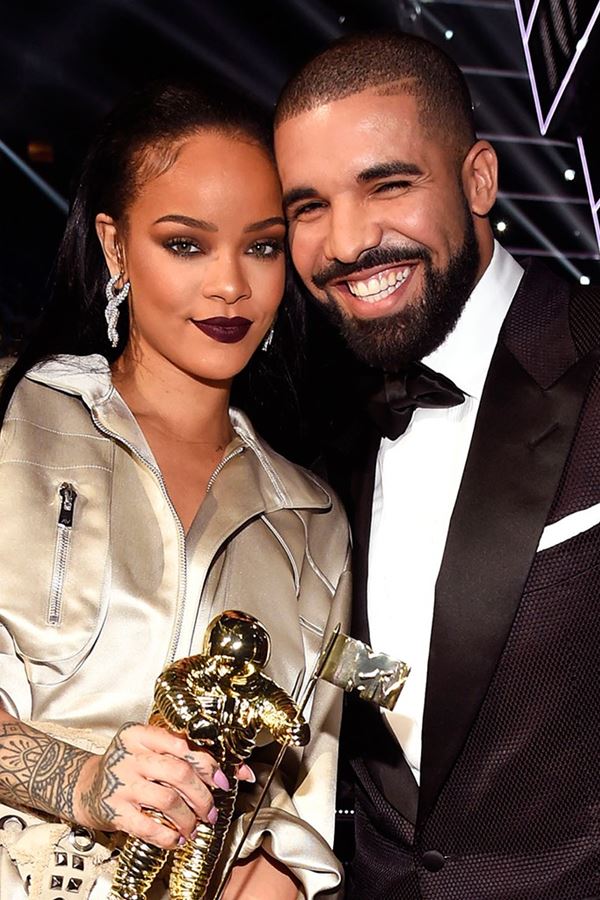 Rihanna 'tirou' a tatuagem que tinha em comum com Drake