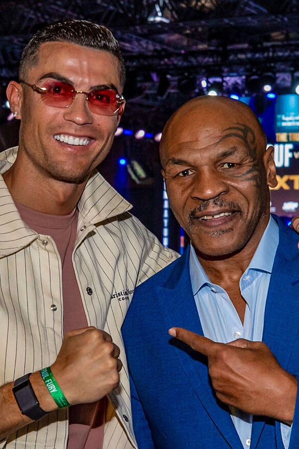 Ronaldo e Mike Tyson juntos a assistir a combate.