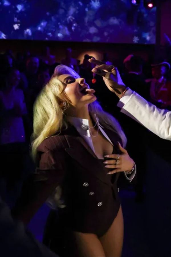 A cereja no "topo" da cena entre Usher e Sabrina Carpenter... A cereja no "topo" da cena entre Usher e Sabrina Carpenter...
