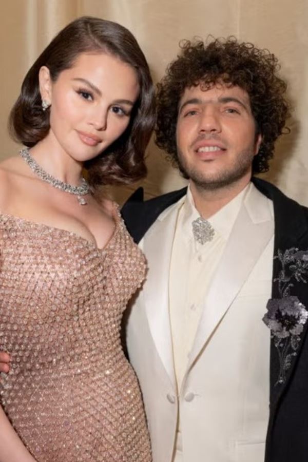 Selena Gomez defende Benny Blanco após críticas ao seu novo podcast
