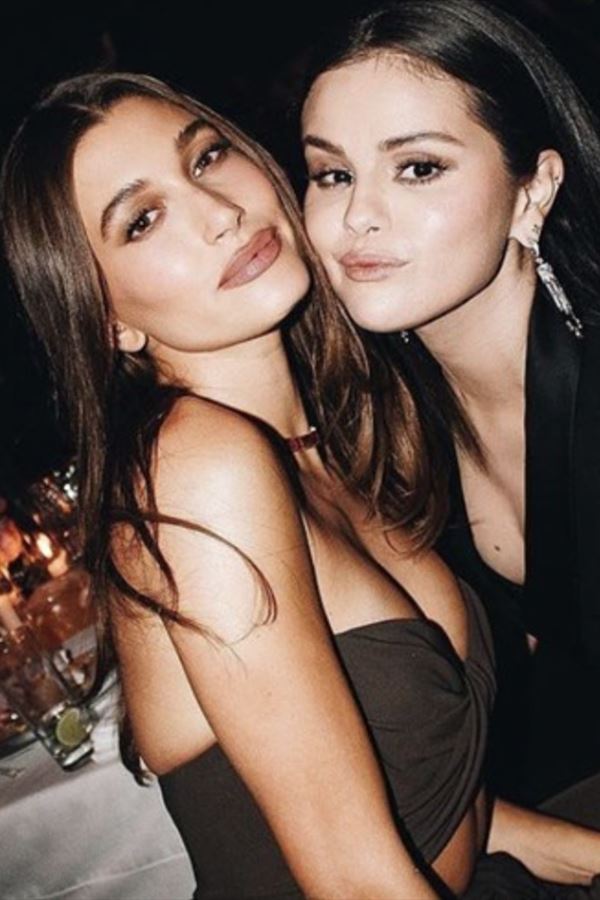 Hailey Bieber defende Selena Gomez.