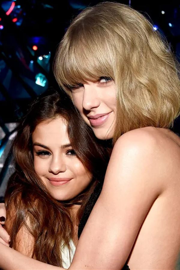 Taylor Swift comenta noivado da amiga Selena Gomez