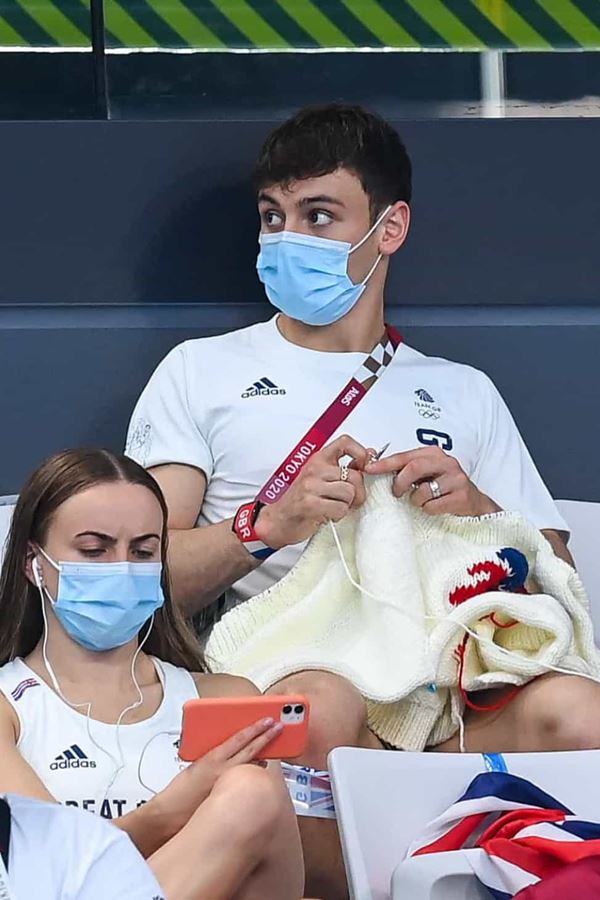 Tom Daley é campeão olímpico... e um às no crochet!