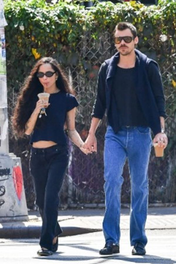 Rumores de noivado entre Zoë Kravitz e Harry Styles cada vez mais intensos... Rumores de noivado entre Zoë Kravitz e Harry Styles cada vez mais intensos...